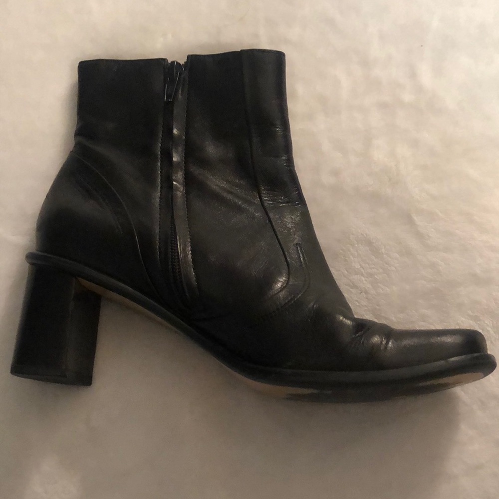 Etienne Aigner 100% black leather sz 8 booties with zipper and 2.25” heel
